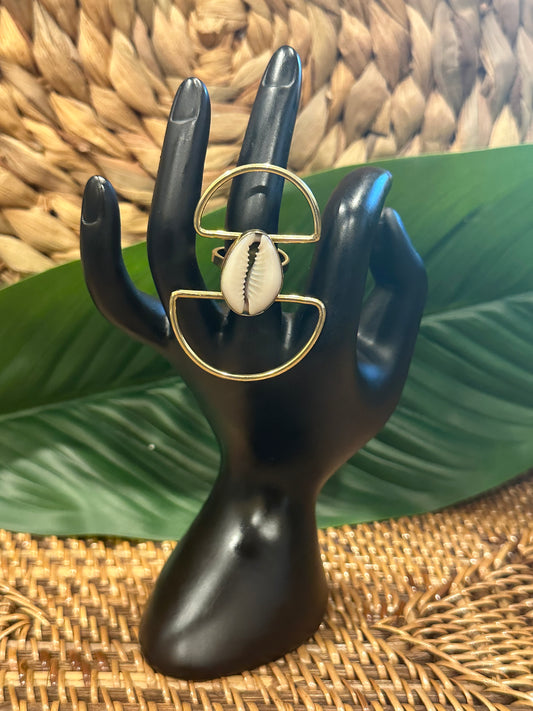 Majestade Adornada com Cowrie: Grande Anel de Latão do Quênia 