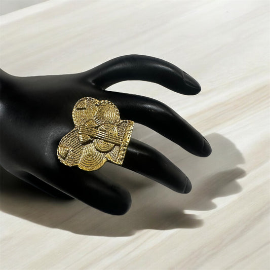 Queen’s Bloom: Regal Fan Ring