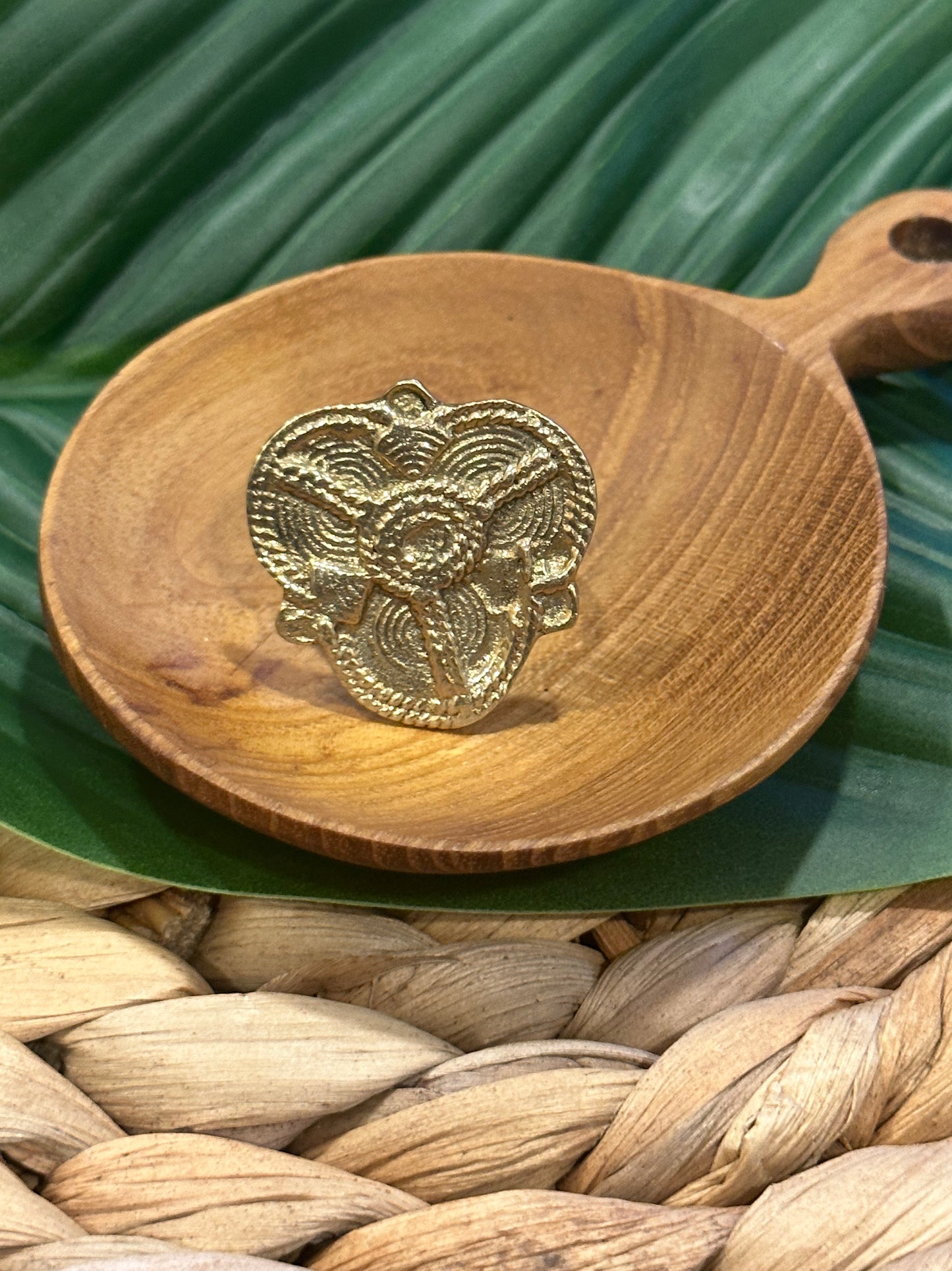 Zawadi: anel artesanal de latão com intrincados motivos africanos