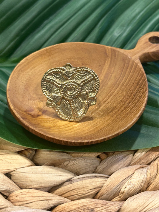 Zawadi: anel artesanal de latão com intrincados motivos africanos