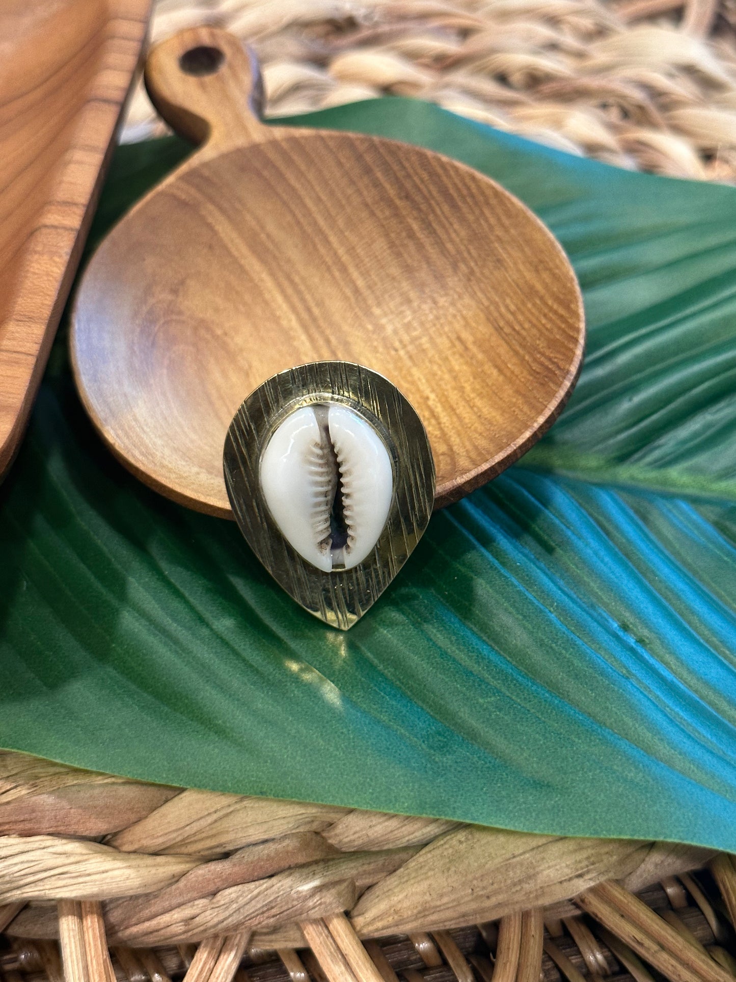 Anel de latão Cowrie Shell